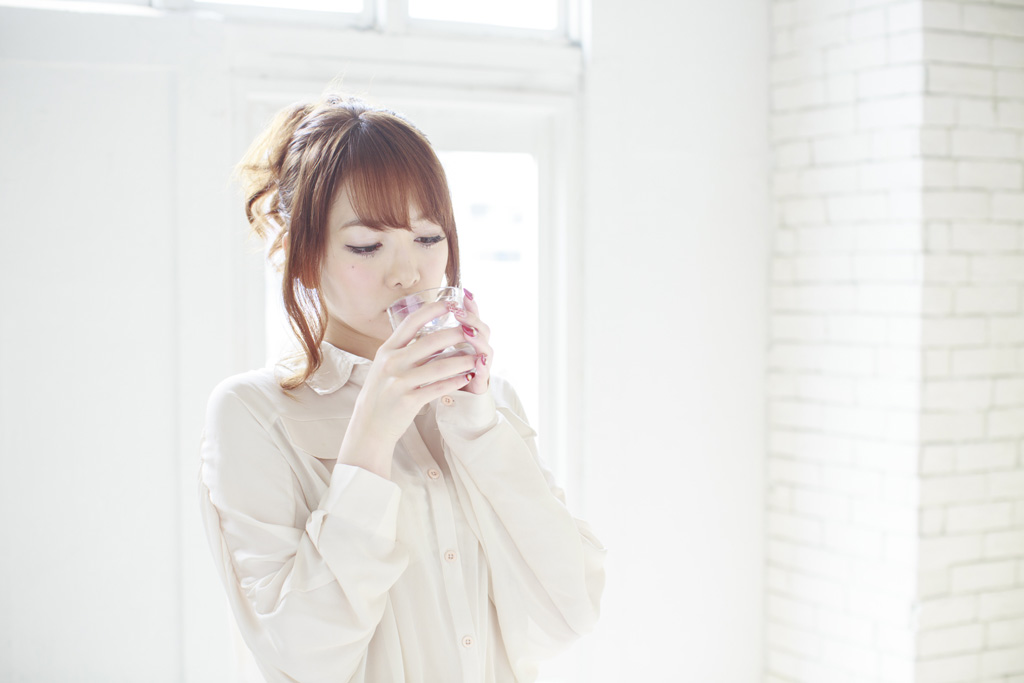水素水を飲む